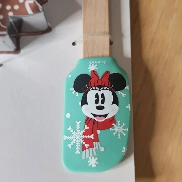 Disney Christmas Mickey Mouse 4 piece spatula and cookie cutter set - Picture 3 of 4
